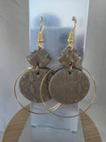 Boucles d'oreilles disque argile kaki motifs floraux & charm fleur résine – Créole dorée