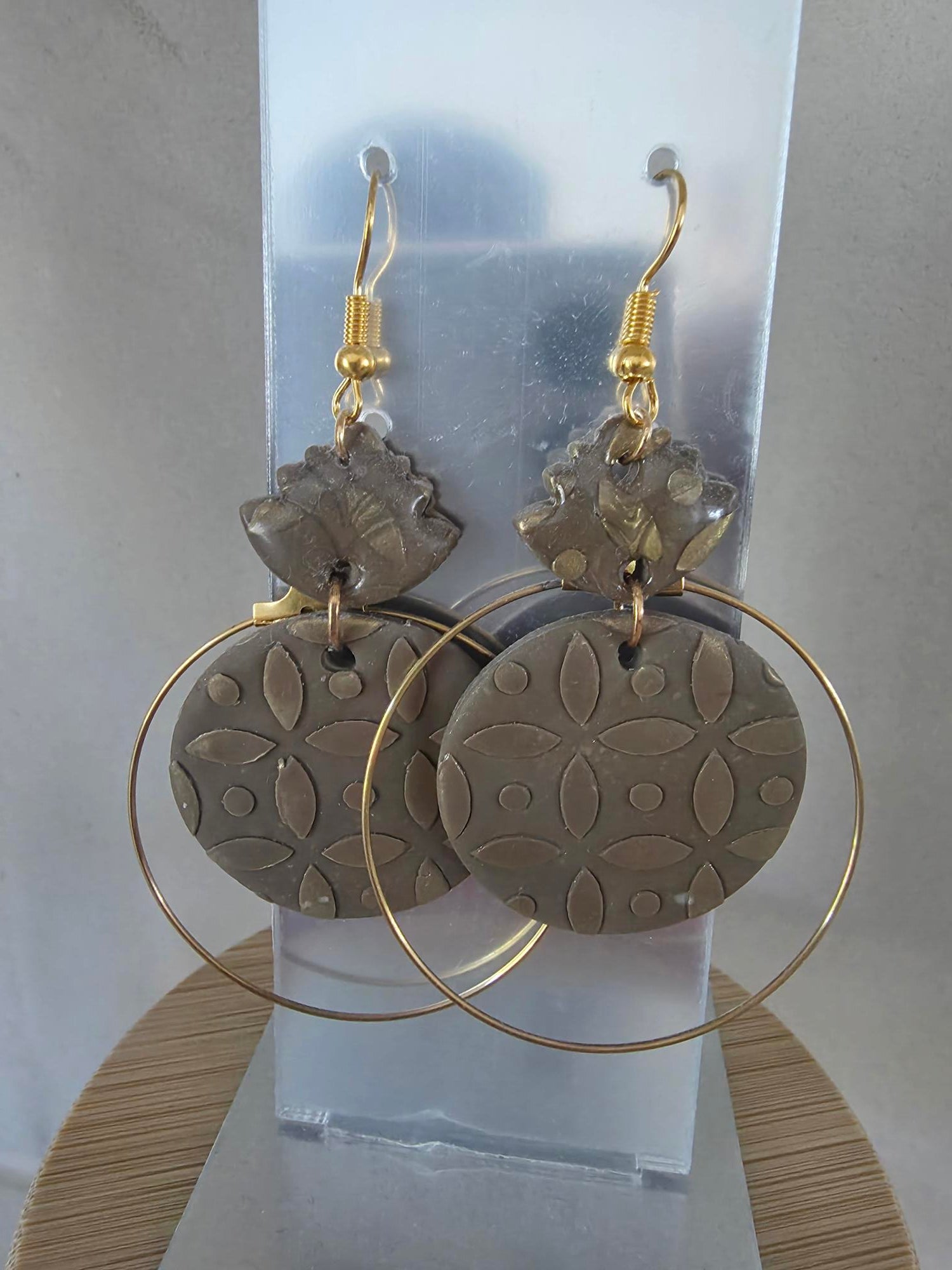 Boucles d'oreilles disque argile kaki motifs floraux & charm fleur résine – Créole dorée