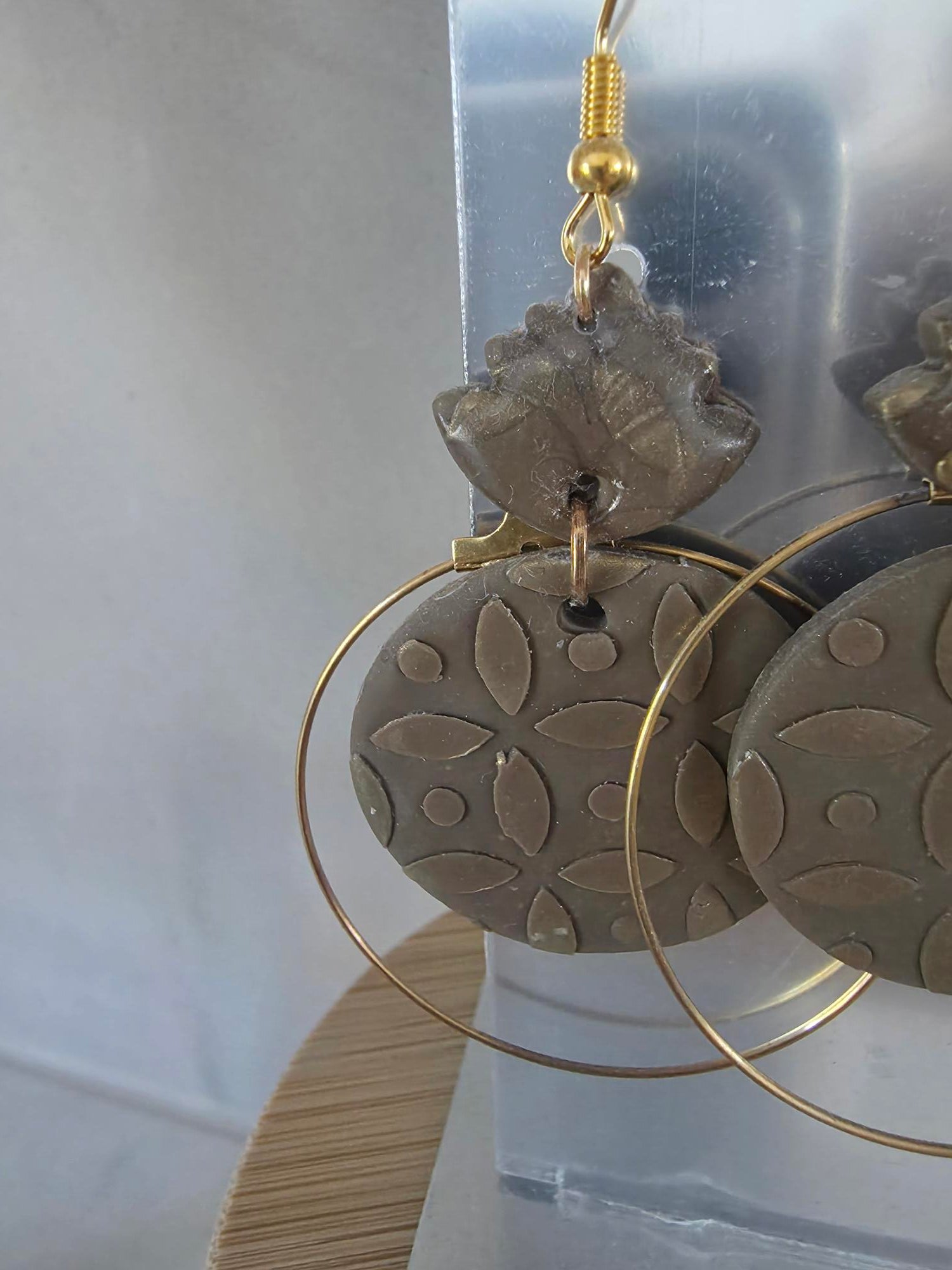 Boucles d'oreilles disque argile kaki motifs floraux & charm fleur résine – Créole dorée