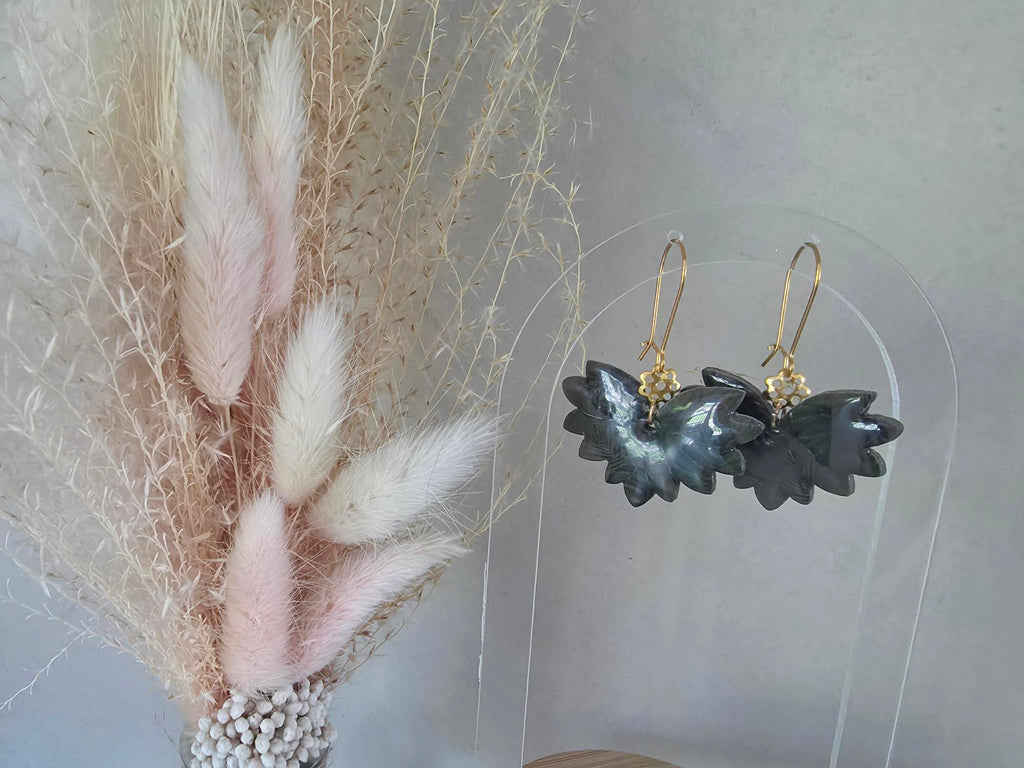 Boucles d'oreilles feuilles de chêne argile kaki perlé & charm fleur dorée – Crochet doré