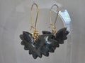 Boucles d'oreilles feuilles de chêne argile kaki perlé & charm fleur dorée – Crochet doré