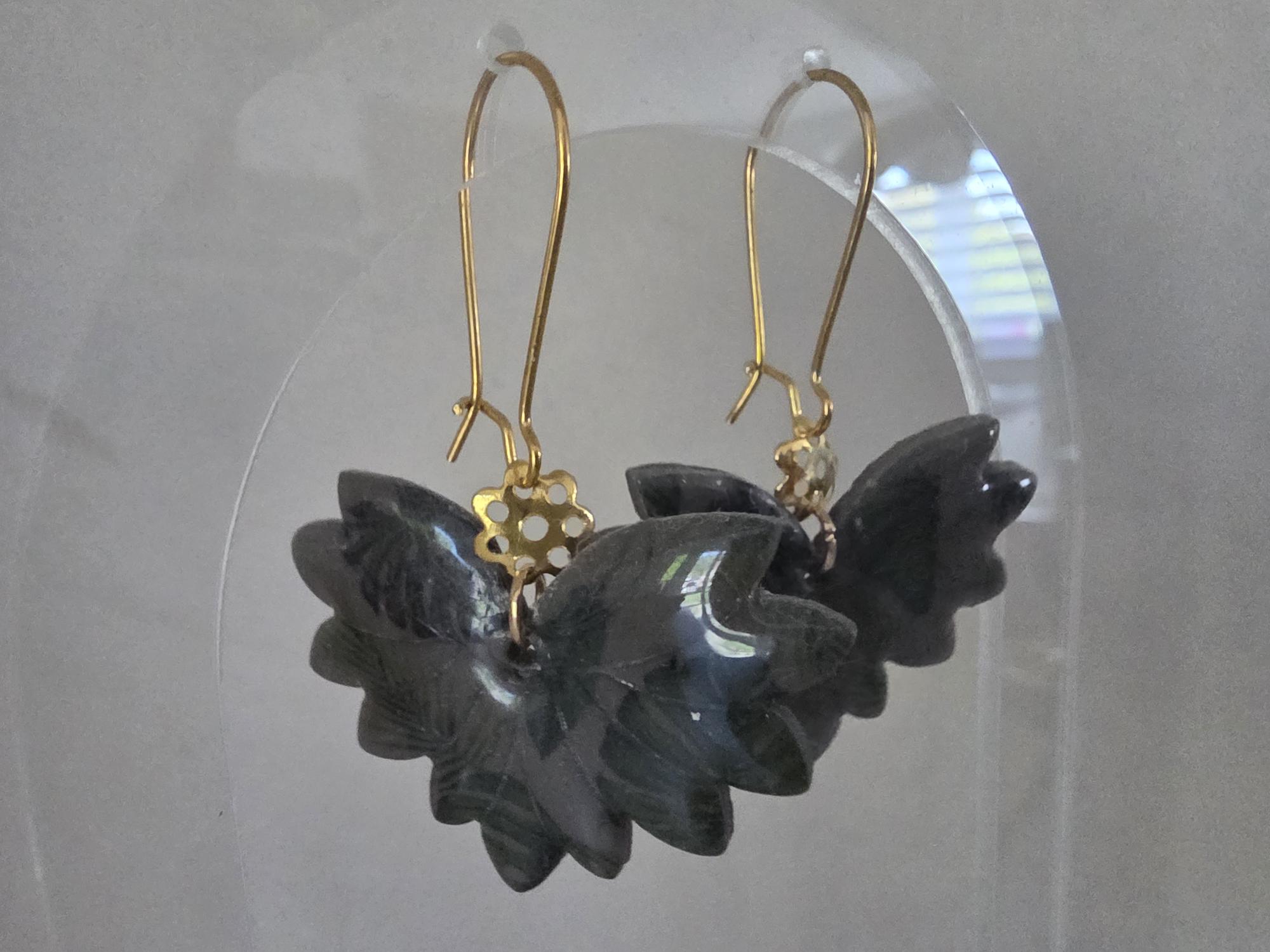 Boucles d'oreilles feuilles de chêne argile kaki perlé & charm fleur dorée – Crochet doré