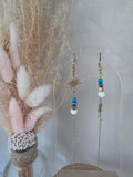 Boucles d'oreilles asymétriques soleil doré & perles heishi bleu – Chaîne acier inoxydable
