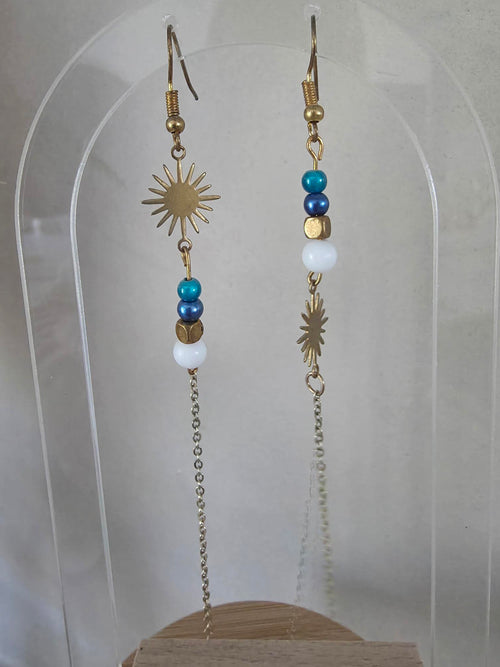 Boucles d'oreilles asymétriques soleil doré & perles heishi bleu – Chaîne acier inoxydable
