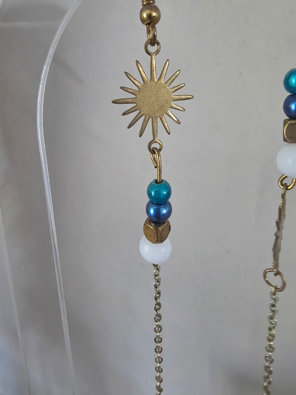 Boucles d'oreilles asymétriques soleil doré & perles heishi bleu – Chaîne acier inoxydable