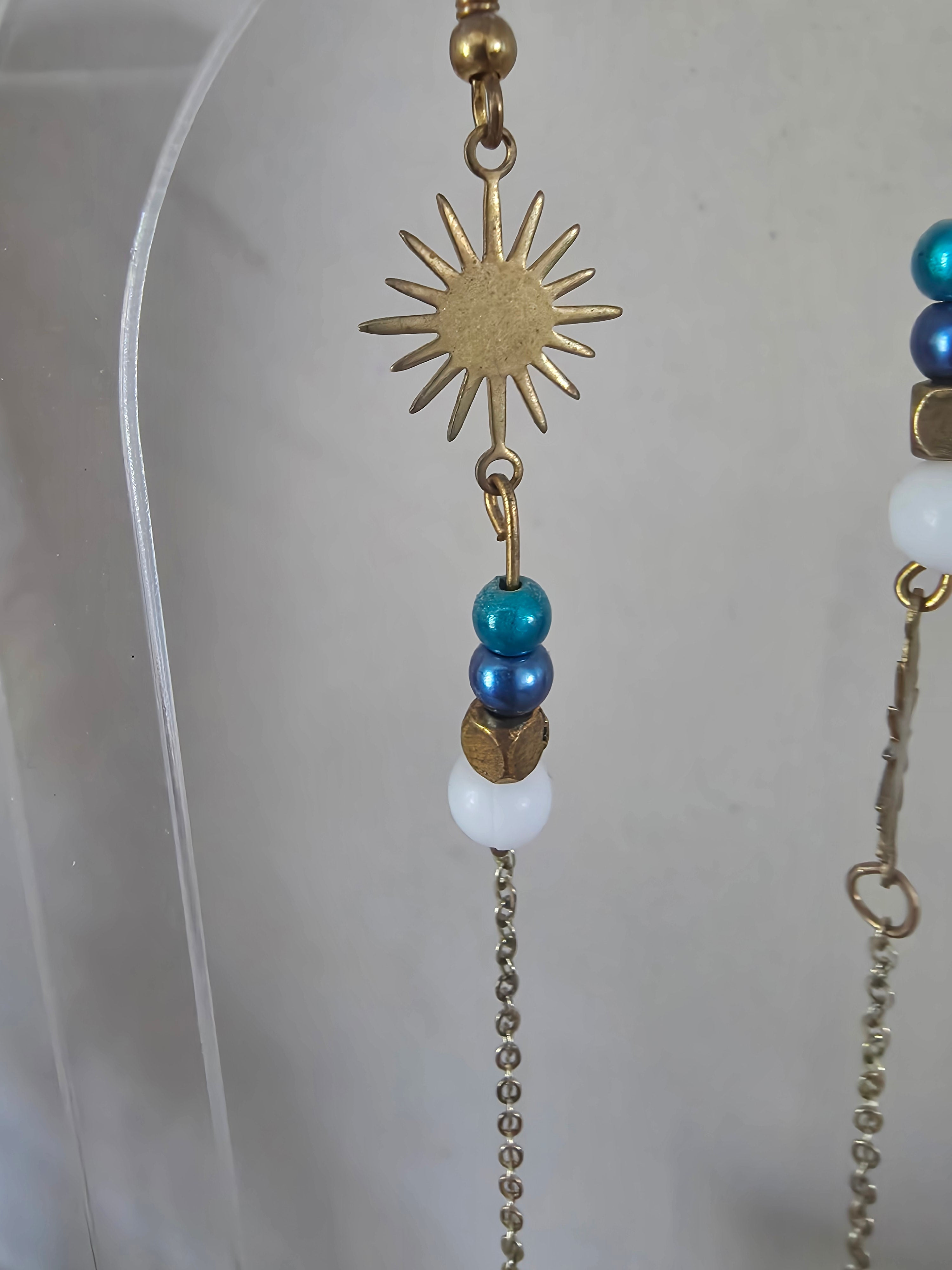 Boucles d'oreilles asymétriques soleil doré & perles heishi bleu – Chaîne acier inoxydable