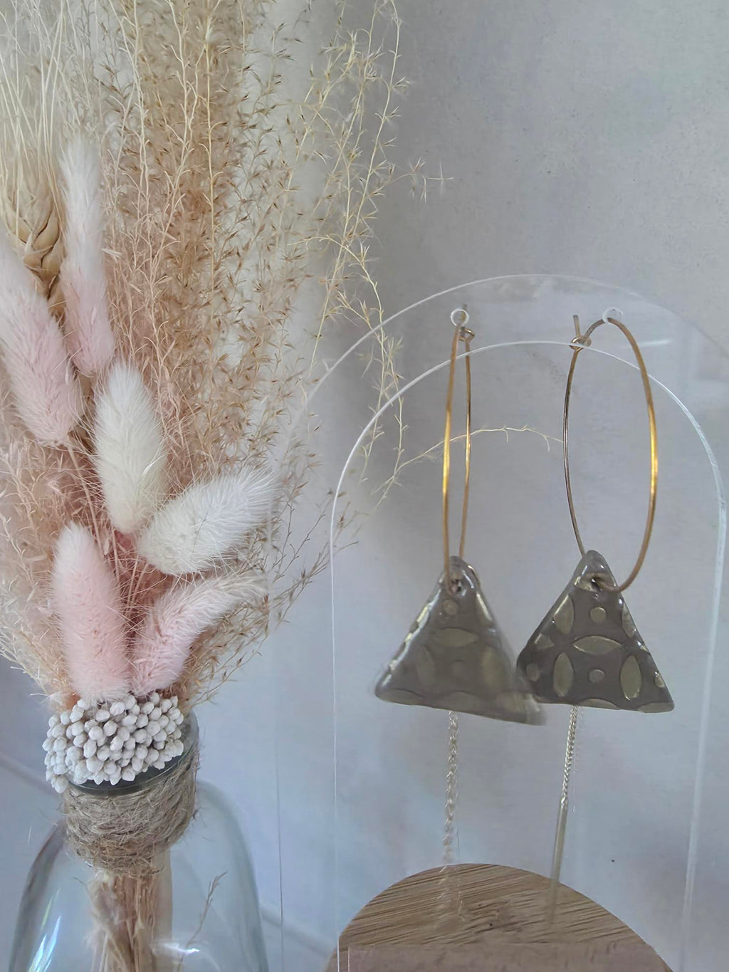 Boucles d'oreilles créoles triangles argile vert kaki motifs dorés & chaîne dorée – Acier inoxydable