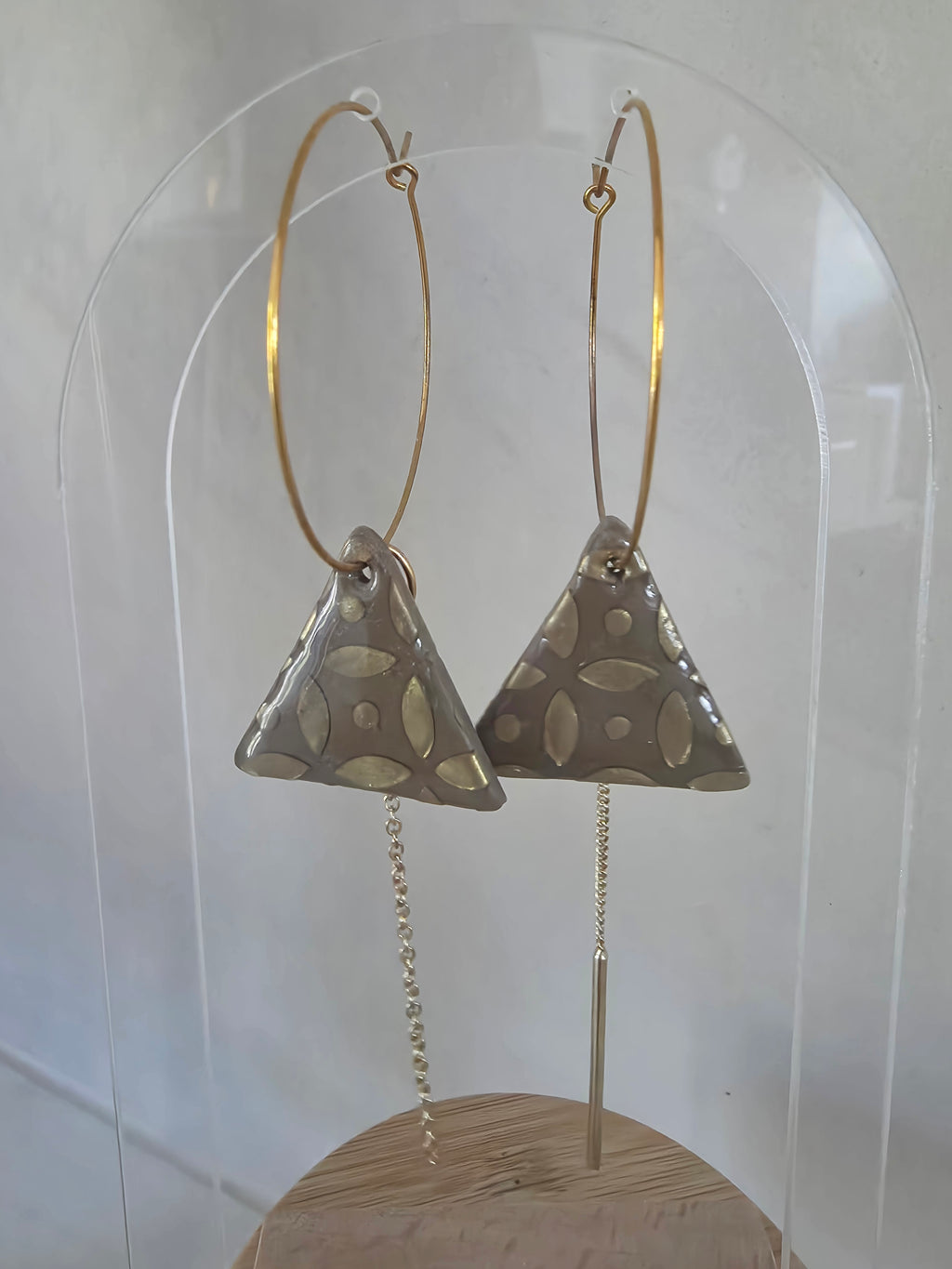 Boucles d'oreilles créoles triangles argile vert kaki motifs dorés & chaîne dorée – Acier inoxydable