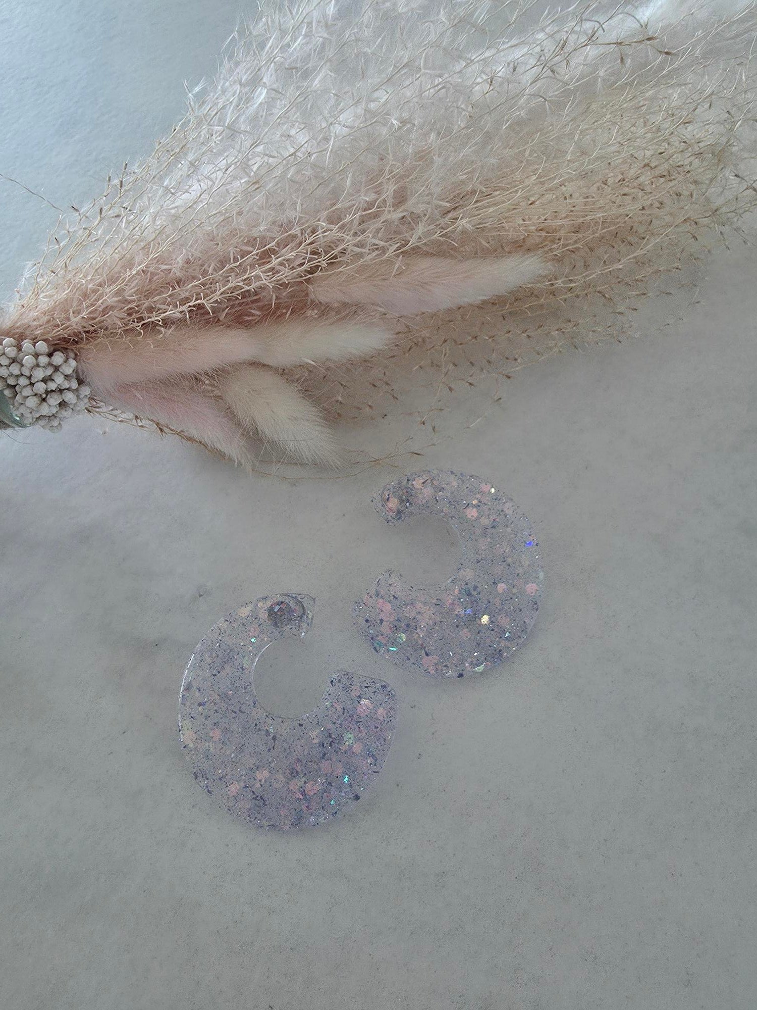 Boucles d'oreilles créoles résine époxy transparente paillettes holographiques irisées – Puce ronde