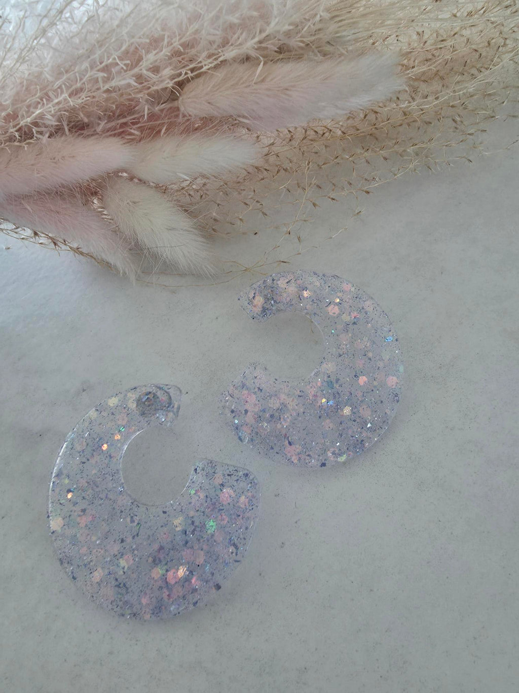 Boucles d'oreilles créoles résine époxy transparente paillettes holographiques irisées – Puce ronde