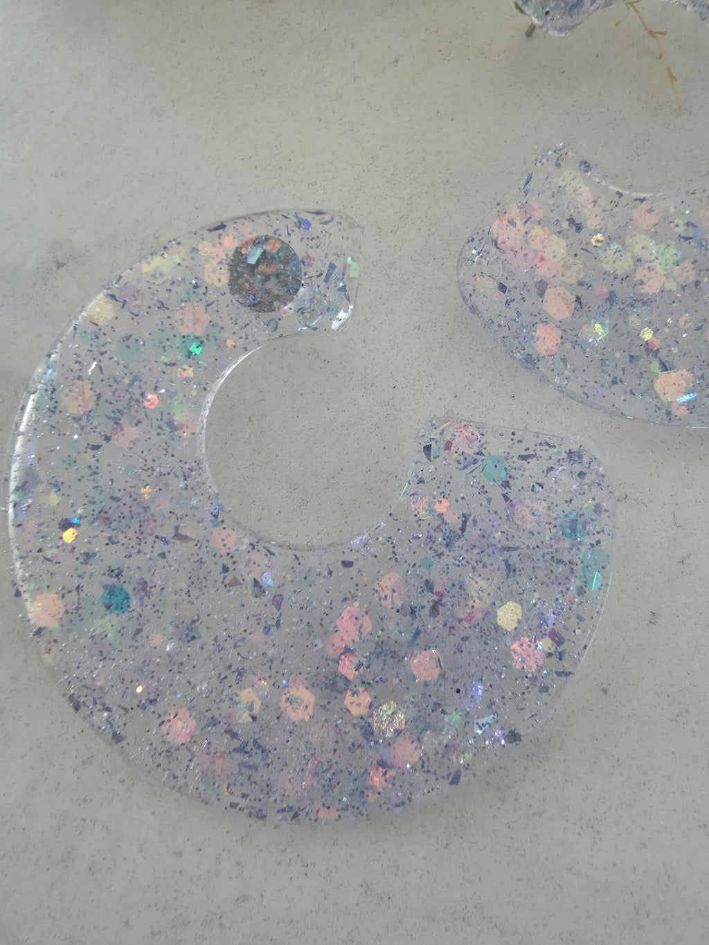 Boucles d'oreilles créoles résine époxy transparente paillettes holographiques irisées – Puce ronde