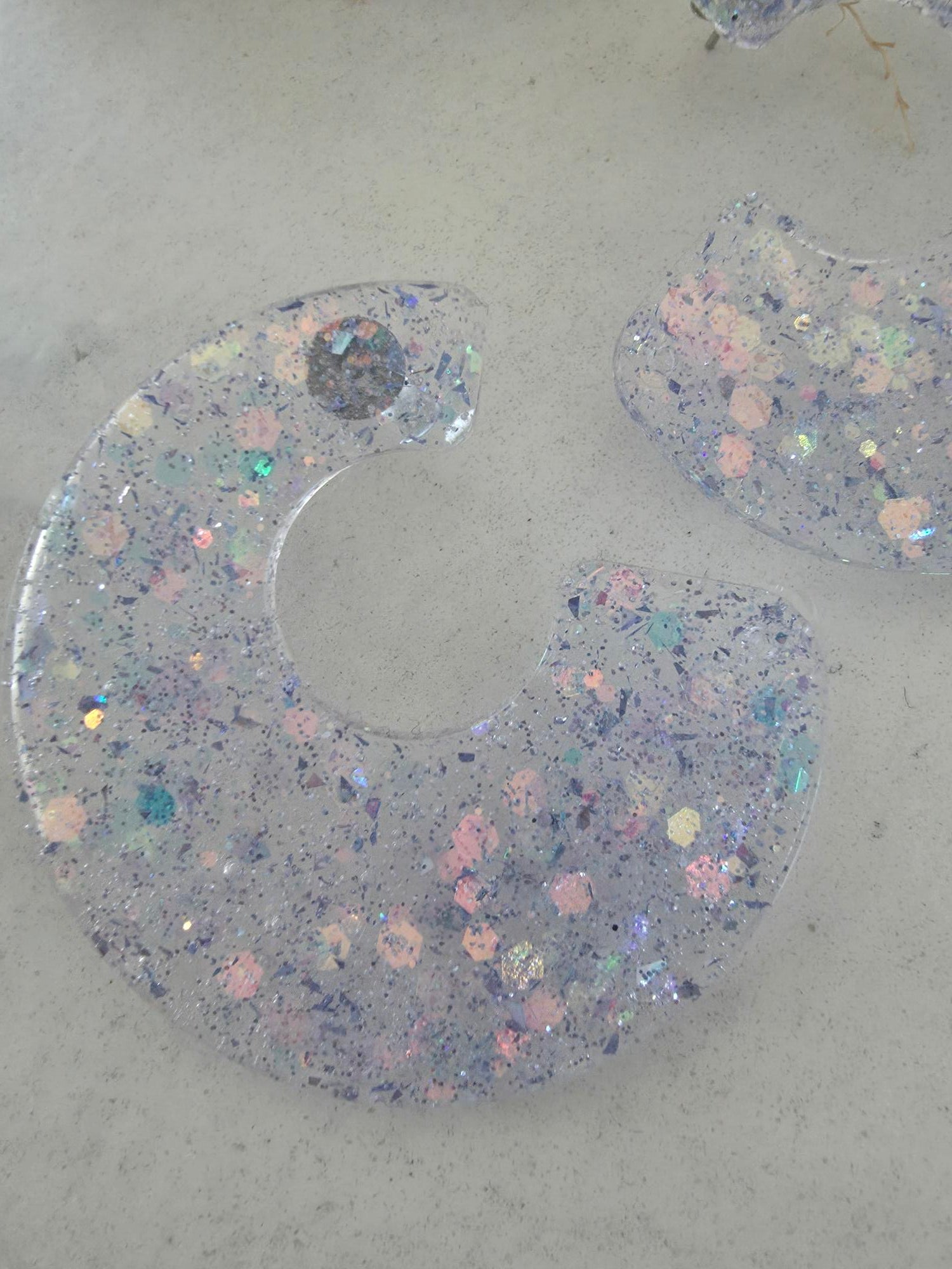 Boucles d'oreilles créoles résine époxy transparente paillettes holographiques irisées – Puce ronde