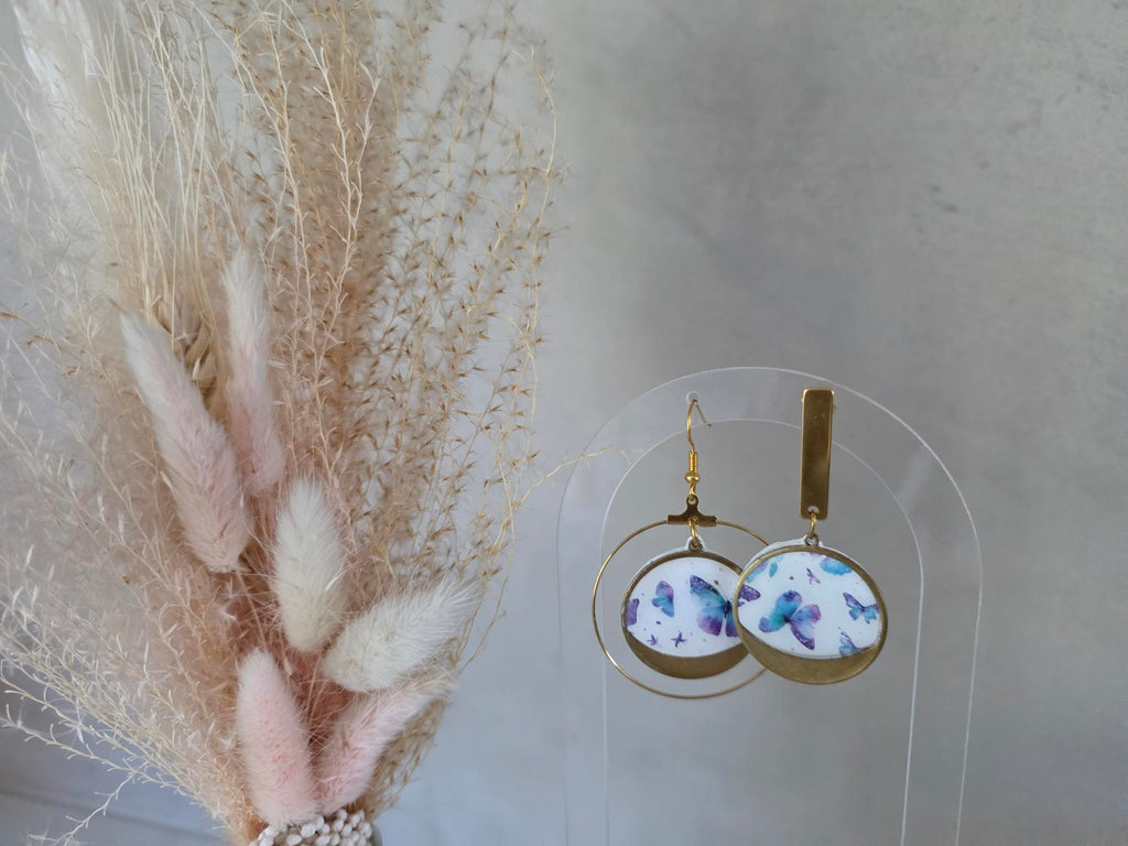 Boucles d'oreilles cabochon rond papillons bleu & mauve – Anneau & barre dorés