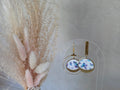 Boucles d'oreilles cabochon rond papillons bleu & mauve – Anneau & barre dorés