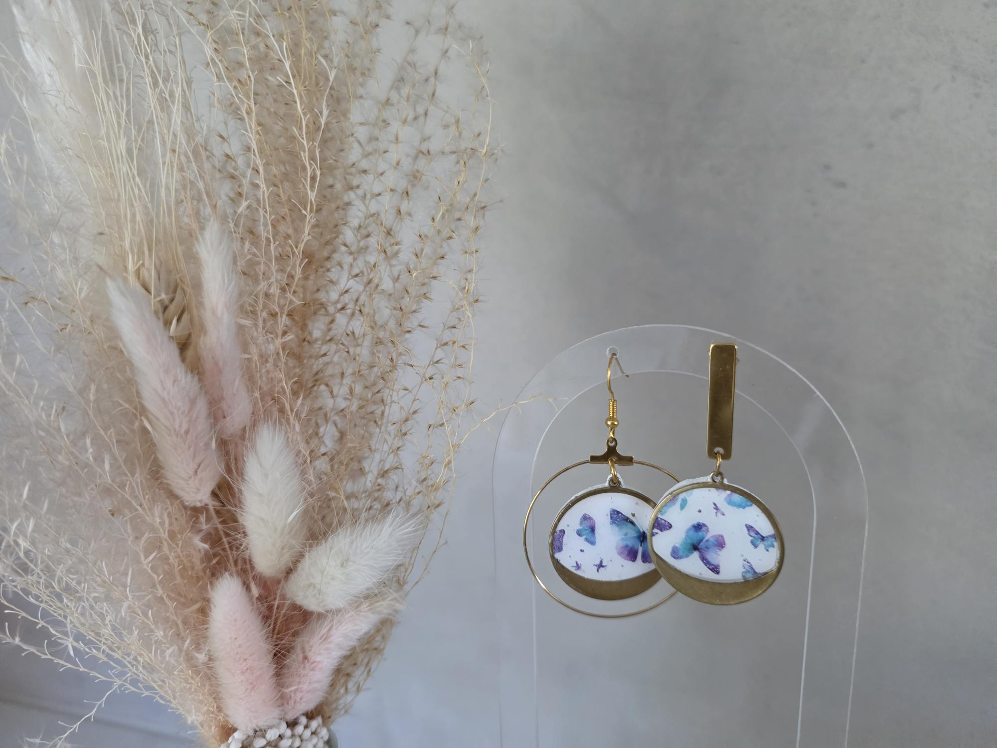 Boucles d'oreilles cabochon rond papillons bleu & mauve – Anneau & barre dorés