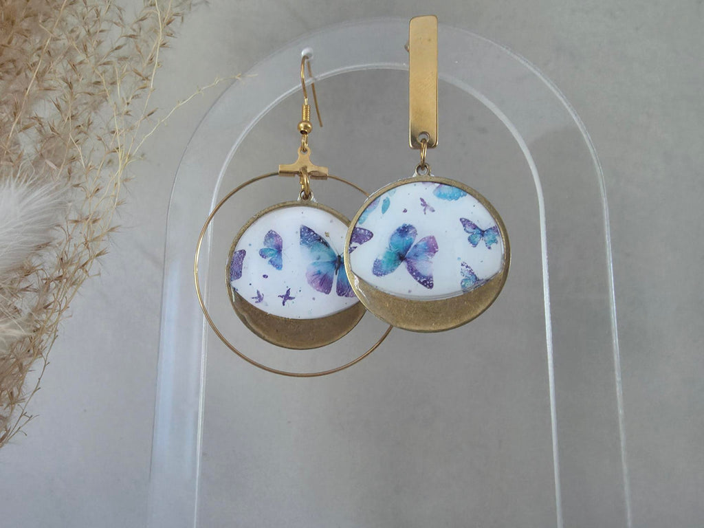 Boucles d'oreilles cabochon rond papillons bleu & mauve – Anneau & barre dorés