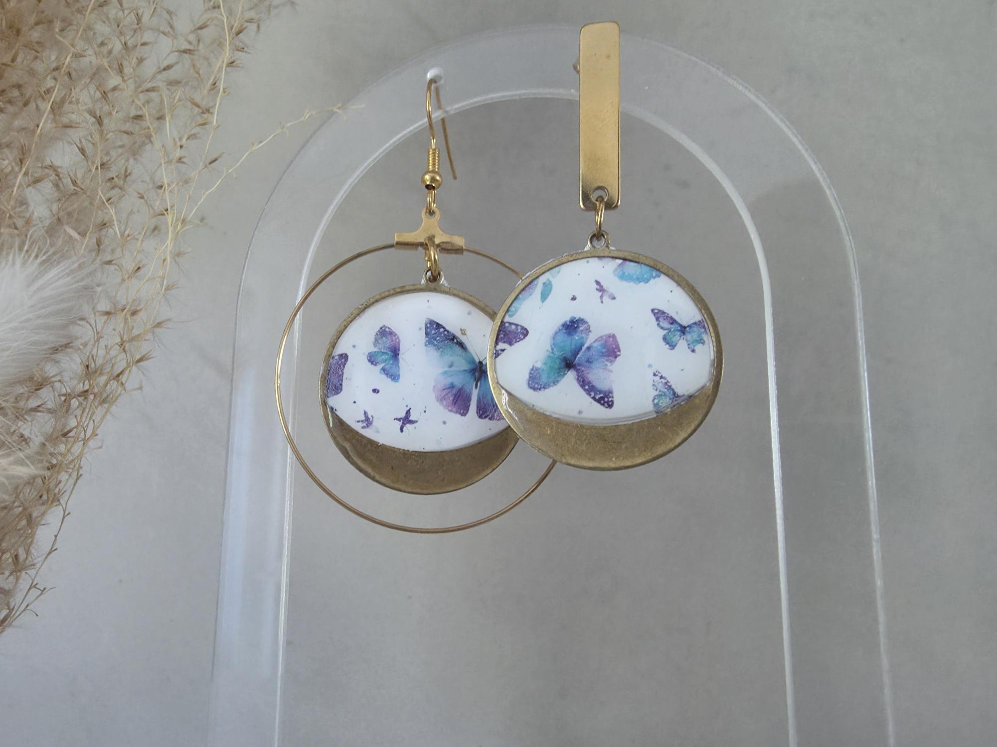 Boucles d'oreilles cabochon rond papillons bleu & mauve – Anneau & barre dorés