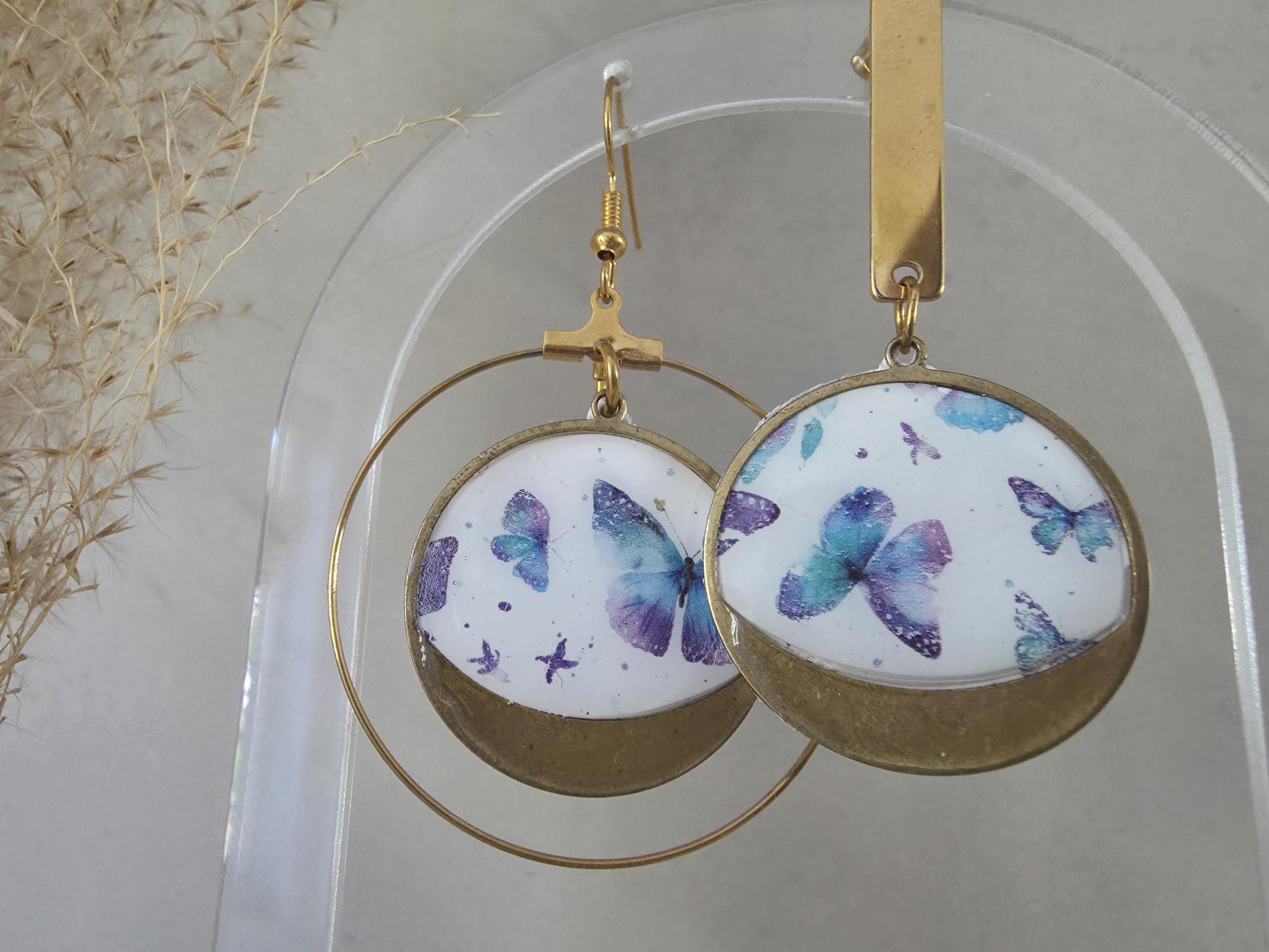 Boucles d'oreilles cabochon rond papillons bleu & mauve – Anneau & barre dorés