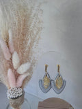 Boucles d'oreilles double feuille résine gris & feuille d'or – Barre acier dorée