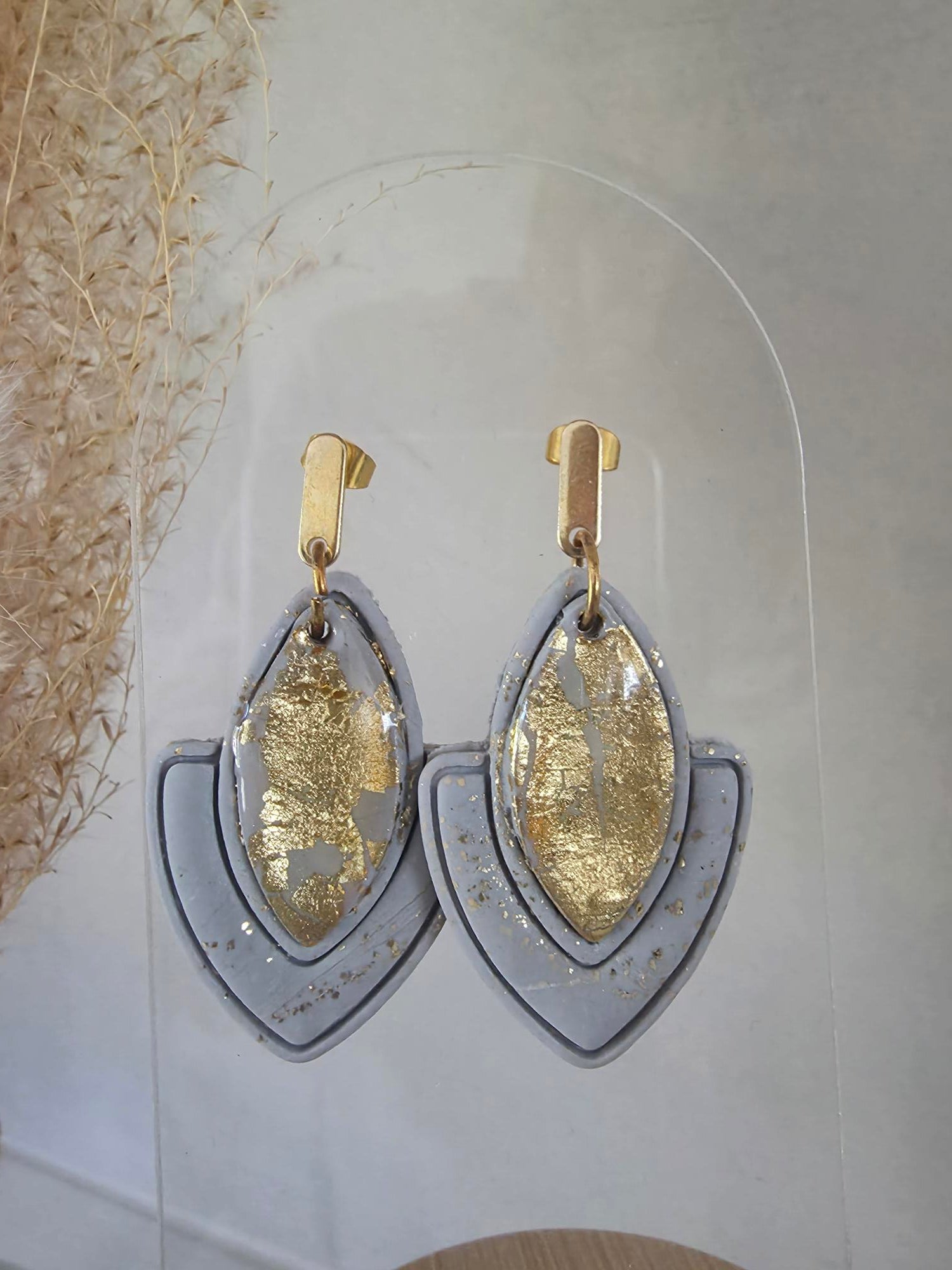 Boucles d'oreilles double feuille résine gris & feuille d'or – Barre acier dorée