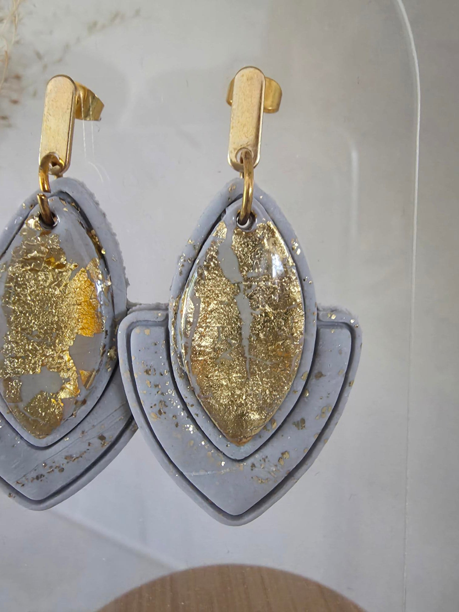 Boucles d'oreilles double feuille résine gris & feuille d'or – Barre acier dorée
