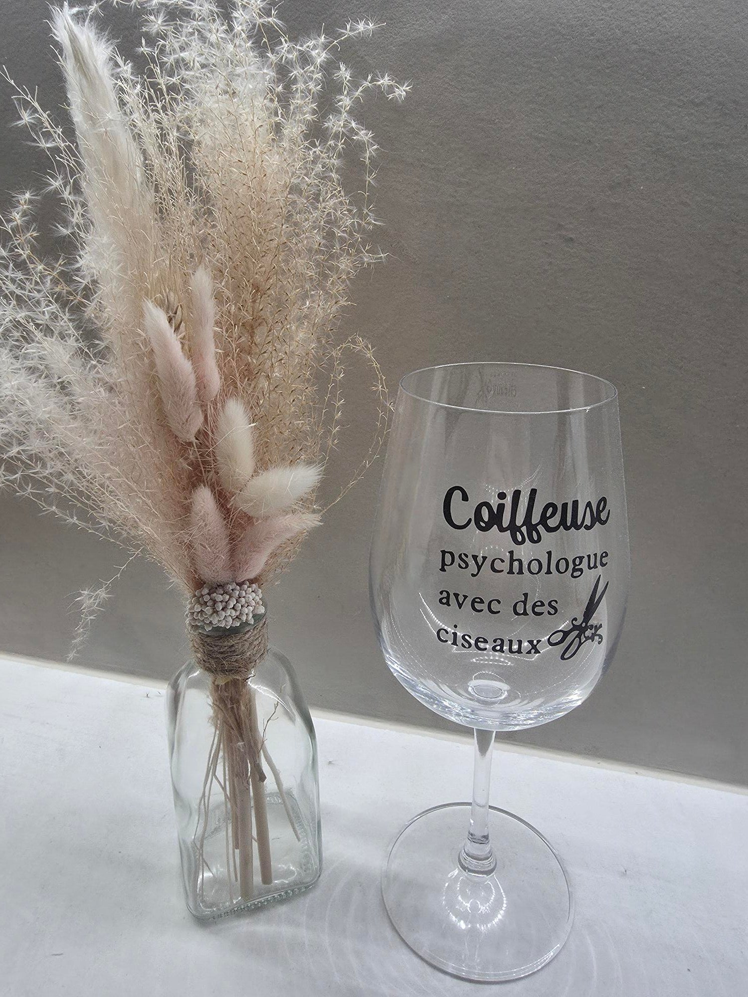 Verre à vin « Coiffeuse psychologue avec des ciseaux »