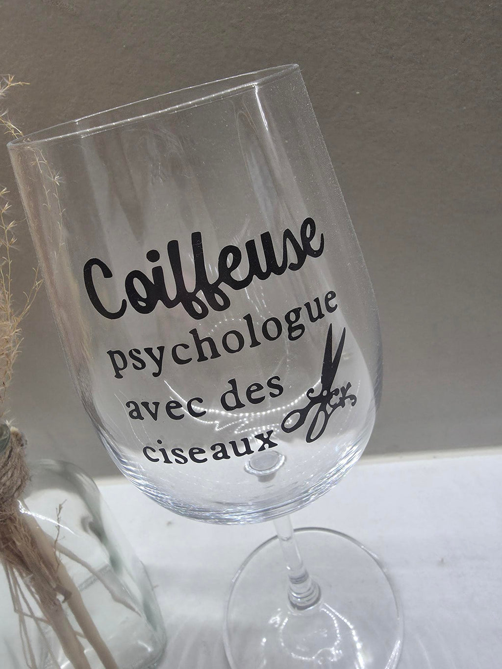Verre à vin « Coiffeuse psychologue avec des ciseaux »