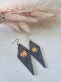 Boucles d'oreilles losange résine époxy noir & cabochon multicolore