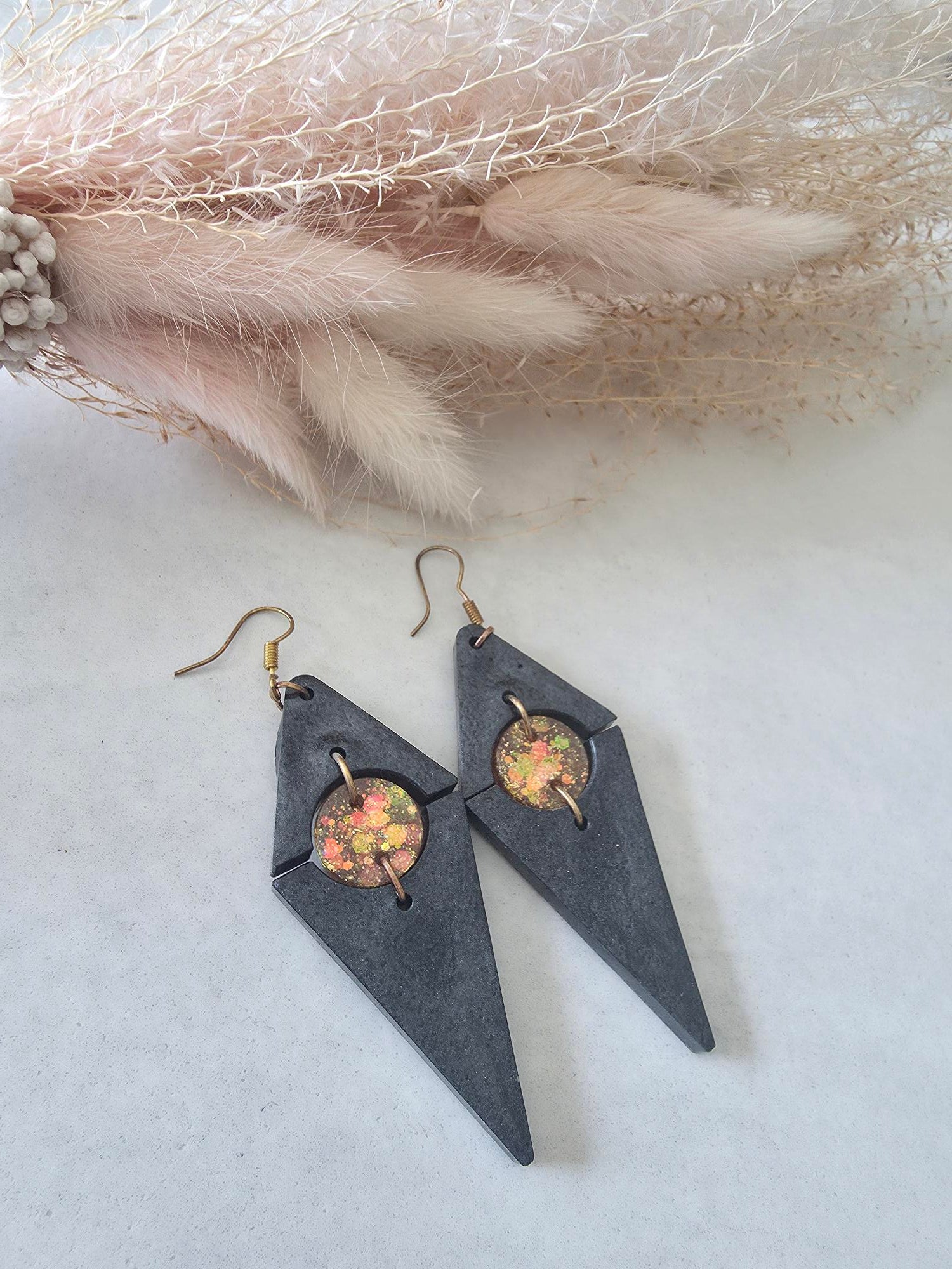 Boucles d'oreilles losange résine époxy noir & cabochon multicolore