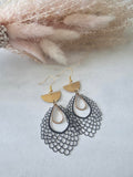 Boucles d'oreilles dentelle écailles noires & demi-lune dorée