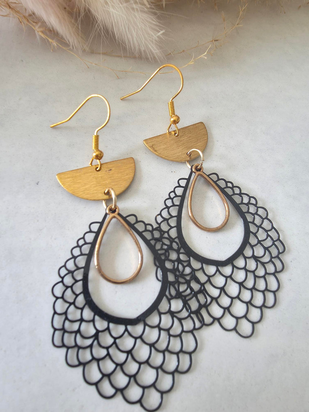 Boucles d'oreilles dentelle écailles noires & demi-lune dorée