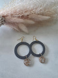 Boucles d'oreilles anneau résine époxy noir & cabochon doré translucide