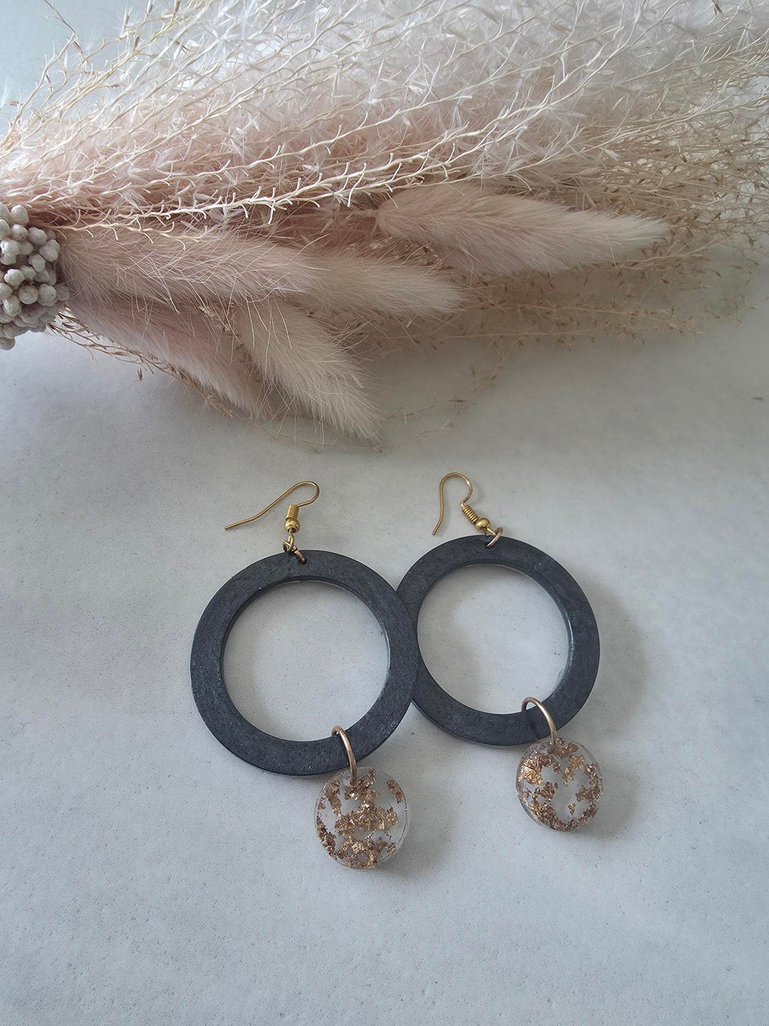 Boucles d'oreilles anneau résine époxy noir & cabochon doré translucide