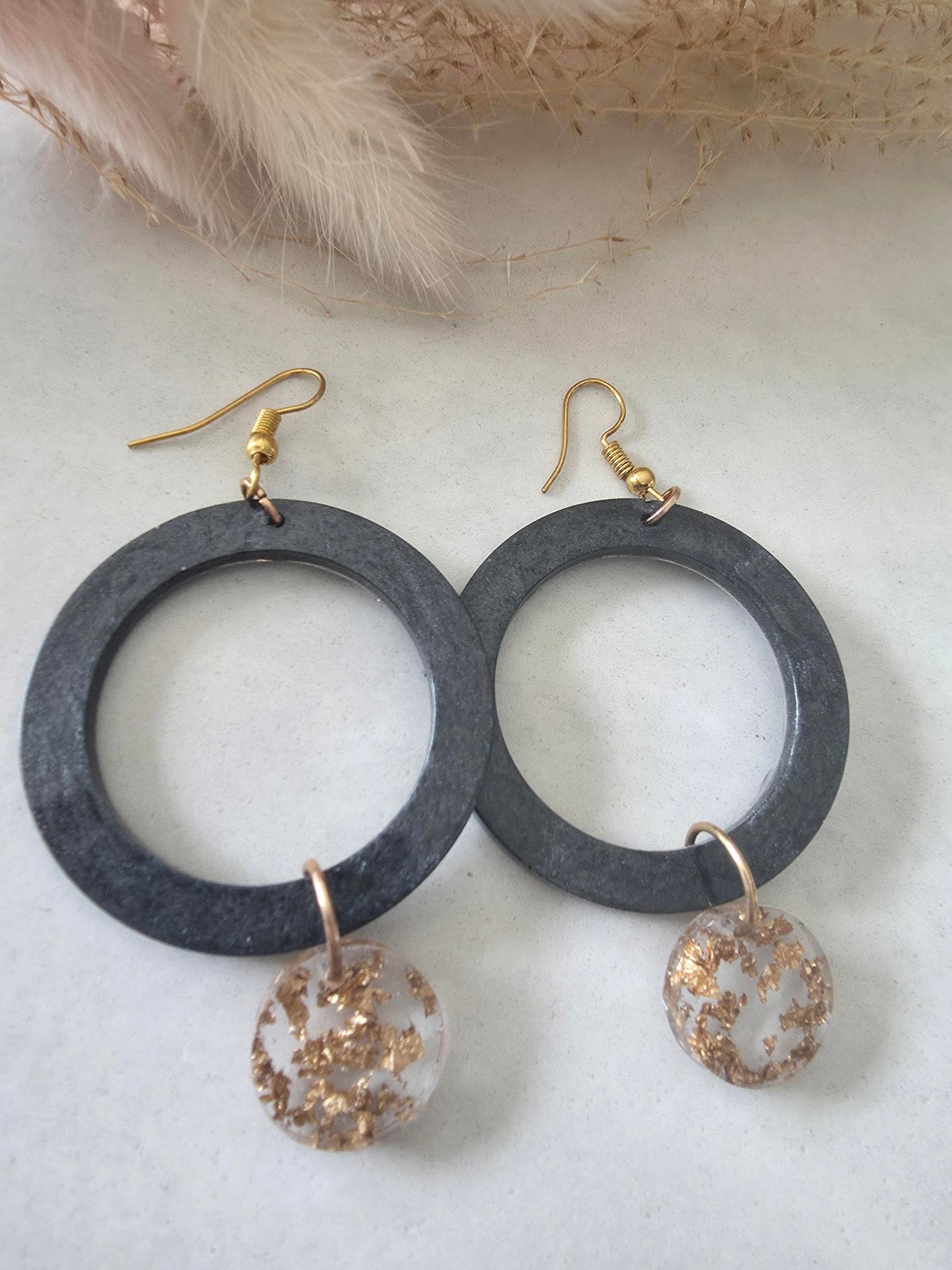 Boucles d'oreilles anneau résine époxy noir & cabochon doré translucide