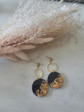Boucles d'oreilles pendantes – disque noir feuille d'or & anneau doré (résine époxy)