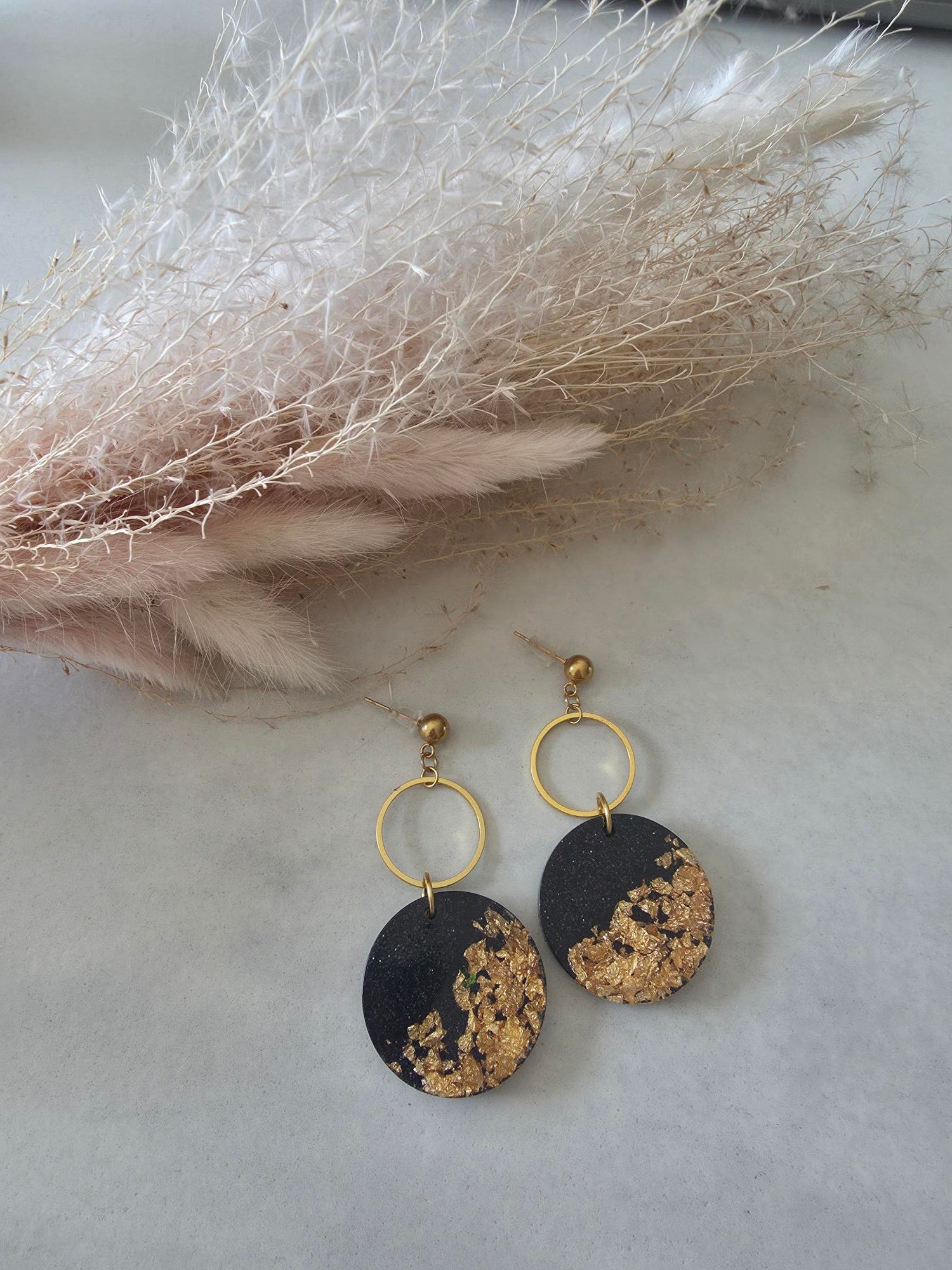 Boucles d'oreilles pendantes – disque noir feuille d'or & anneau doré (résine époxy)