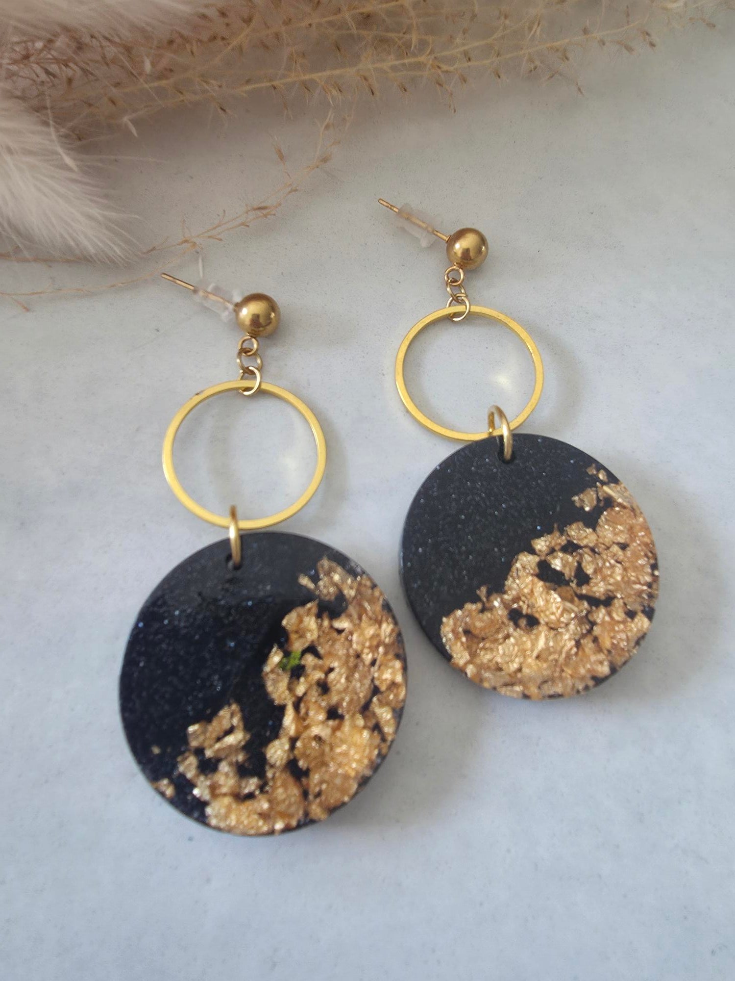 Boucles d'oreilles pendantes – disque noir feuille d'or & anneau doré (résine époxy)