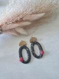 Boucles d'oreilles ovales en argile polymère – noir or & petit cœur rouge