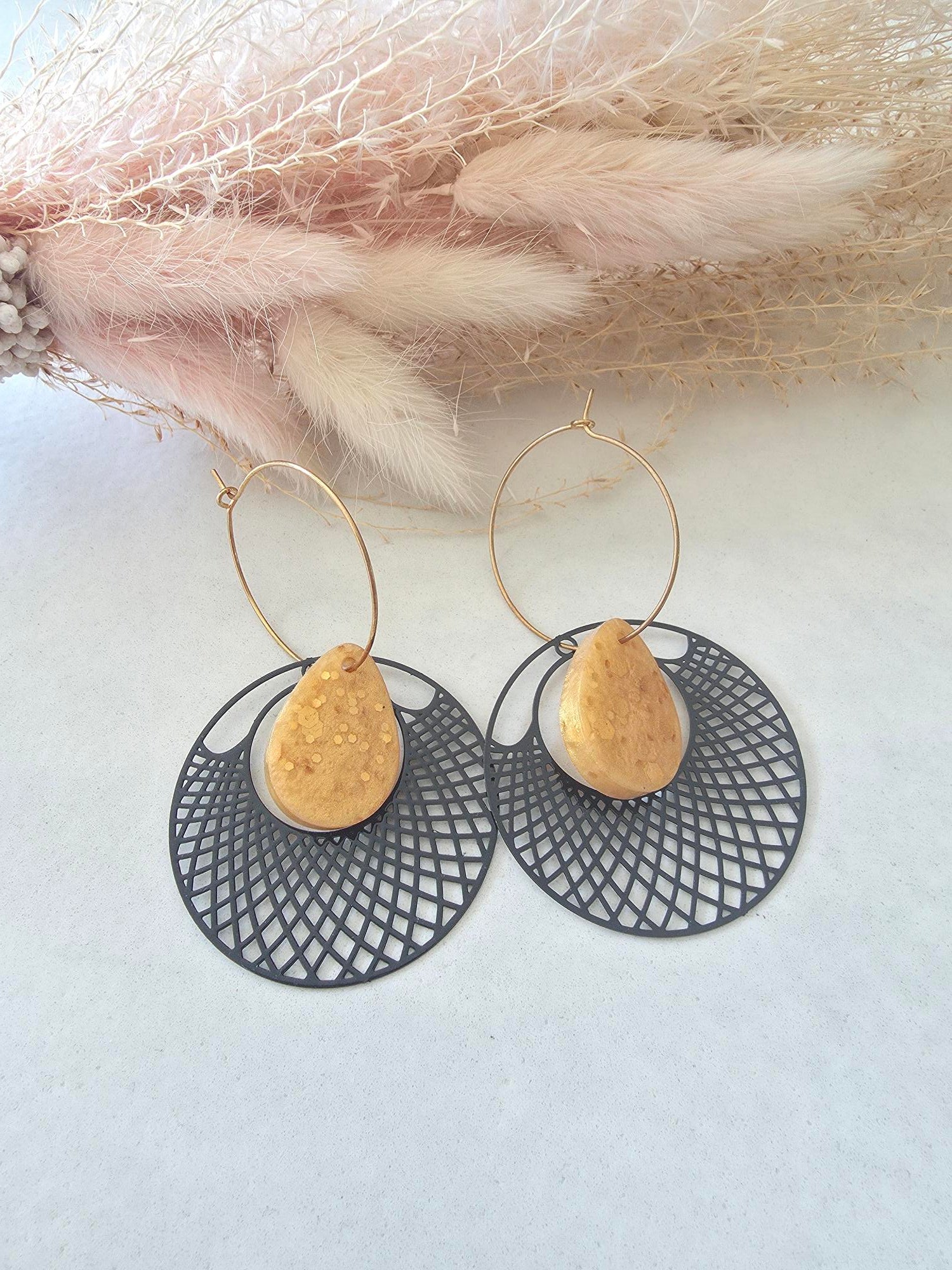Boucles d'oreilles créoles disque ajouré noir & goutte moutarde dorée