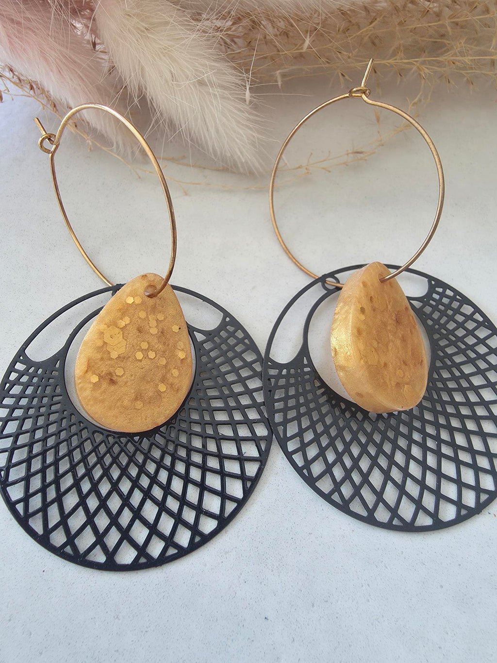 Boucles d'oreilles créoles disque ajouré noir & goutte moutarde dorée