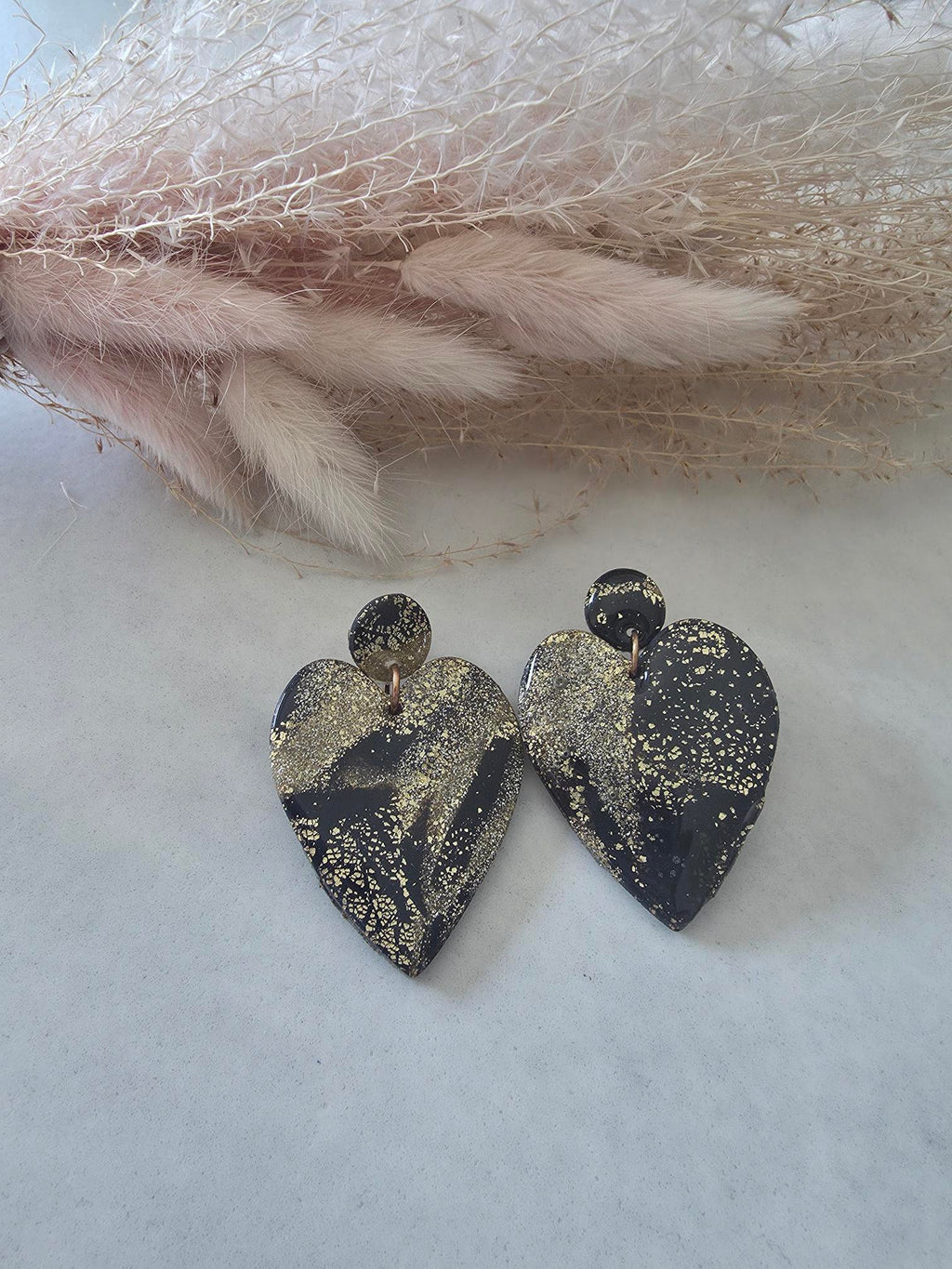Boucles d'oreilles cœur en argile polymère – noir & or paillettes