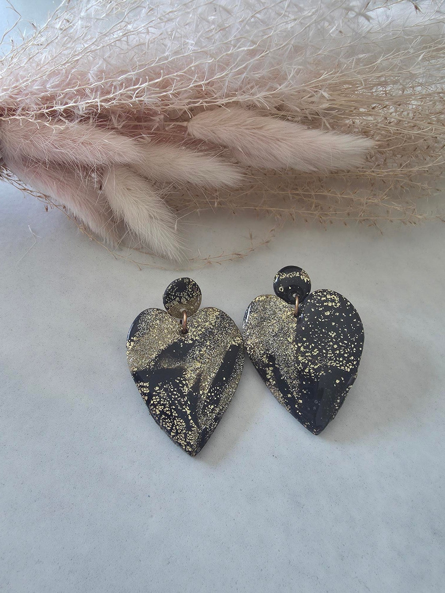 Boucles d'oreilles cœur en argile polymère – noir & or paillettes