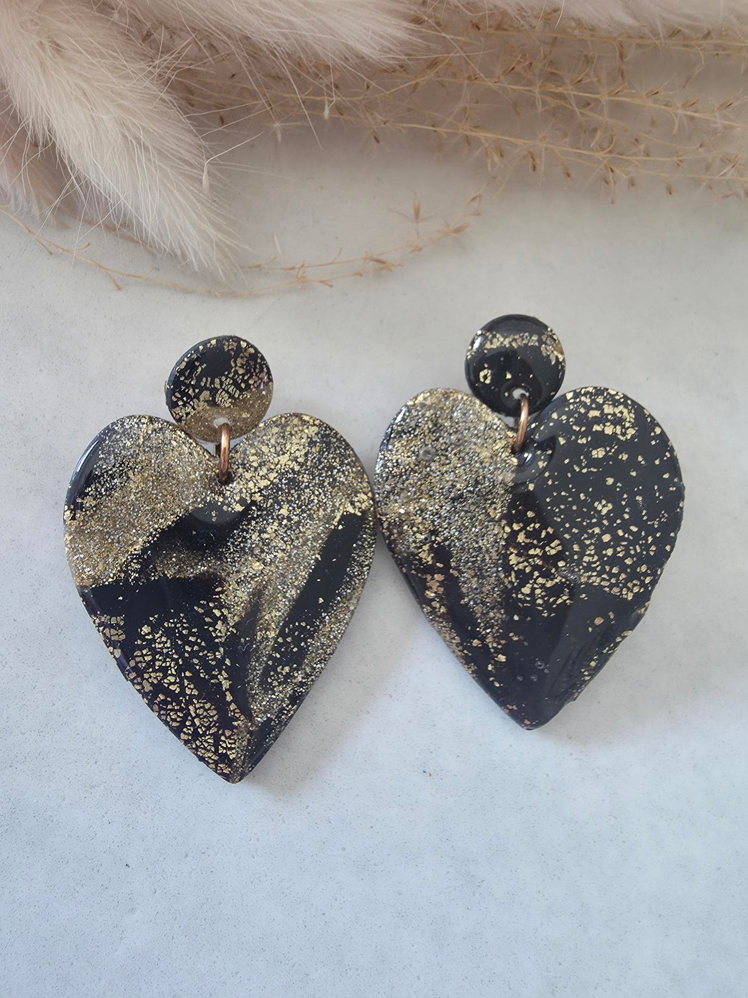 Boucles d'oreilles cœur en argile polymère – noir & or paillettes