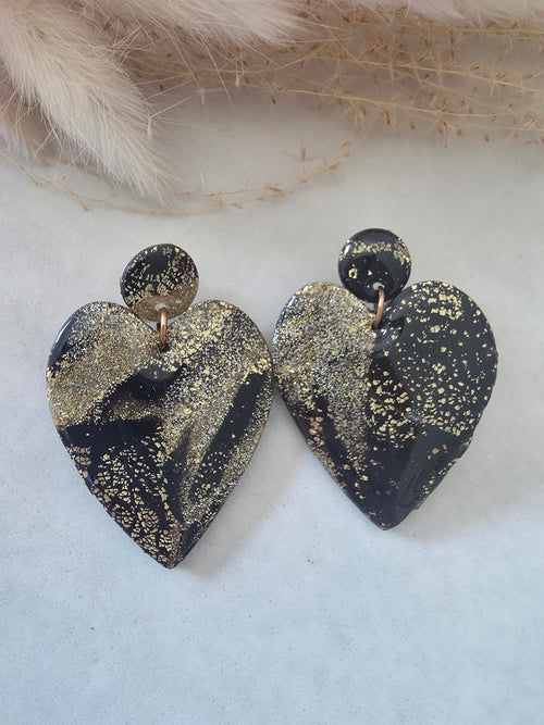 Boucles d'oreilles cœur en argile polymère – noir & or paillettes