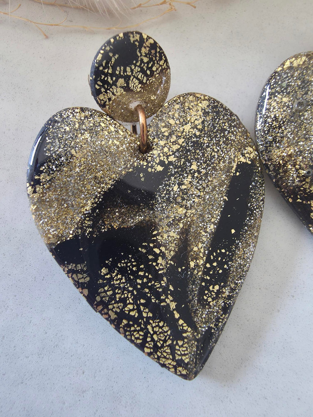 Boucles d'oreilles cœur en argile polymère – noir & or paillettes