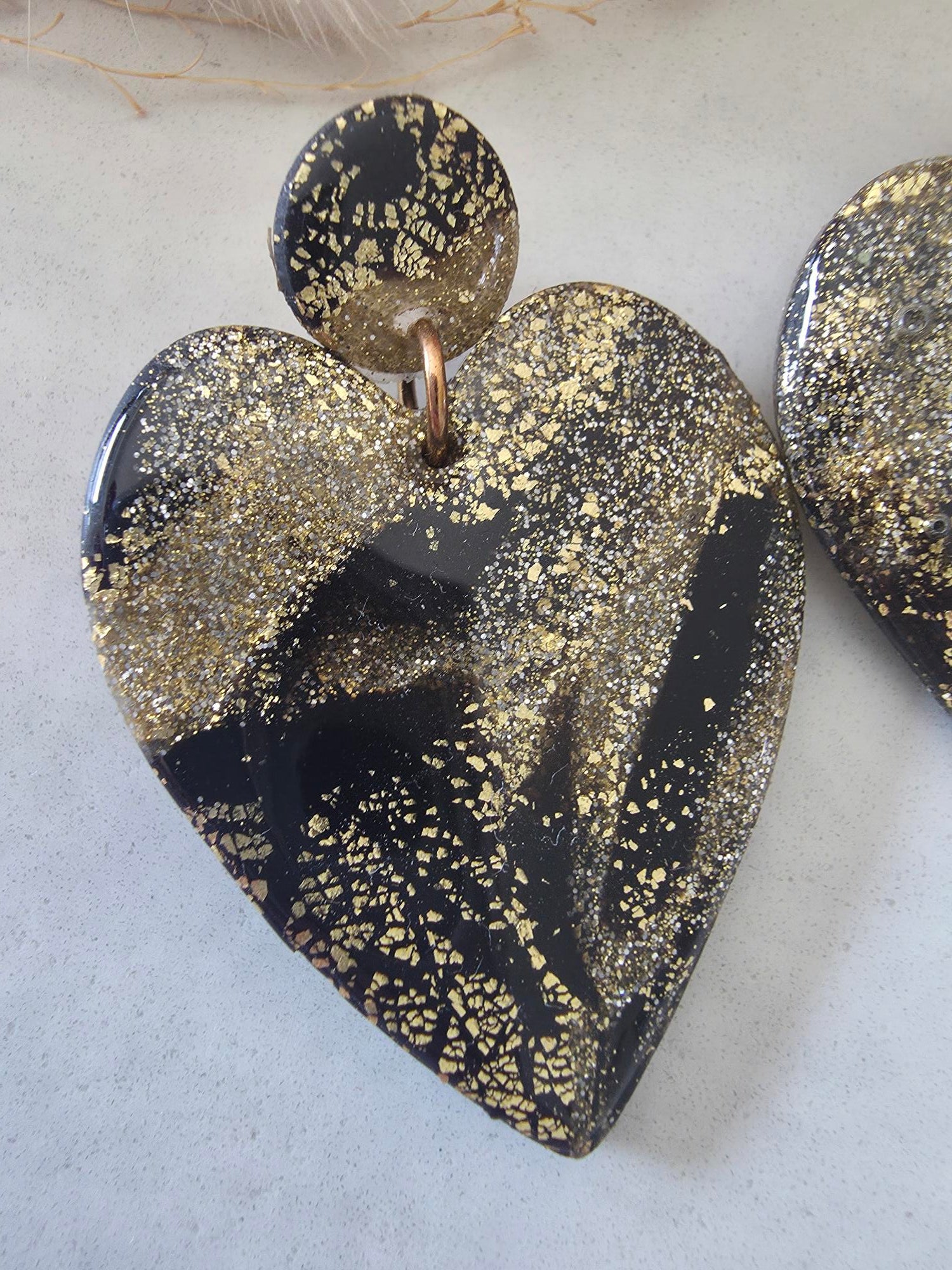Boucles d'oreilles cœur en argile polymère – noir & or paillettes