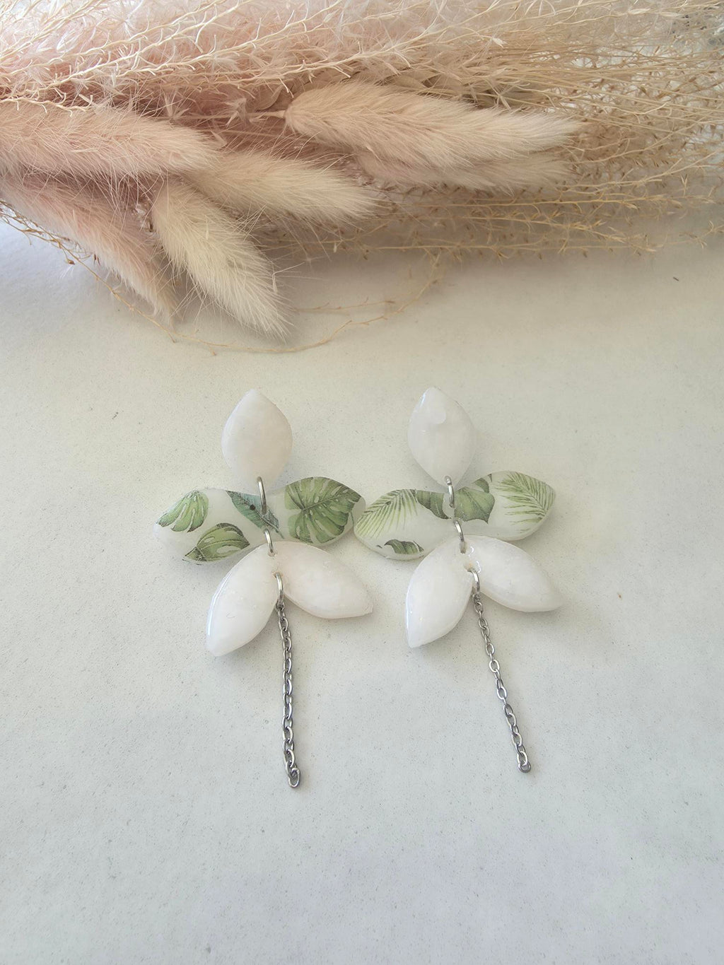Boucles d'oreilles tropicales – pétales blancs & feuilles monstera en argile polymère