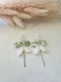 Boucles d'oreilles tropicales – pétales blancs & feuilles monstera en argile polymère