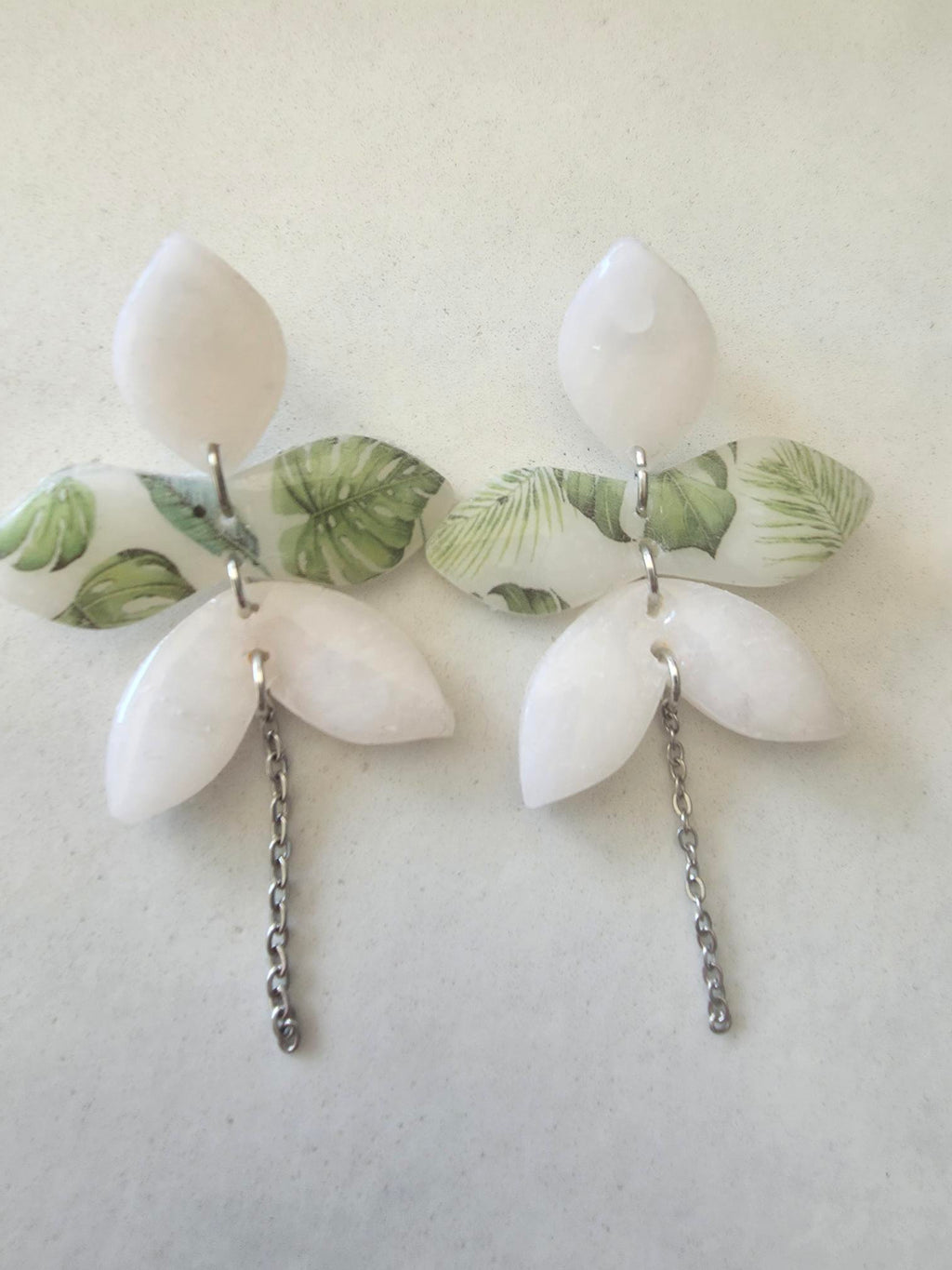 Boucles d'oreilles tropicales – pétales blancs & feuilles monstera en argile polymère