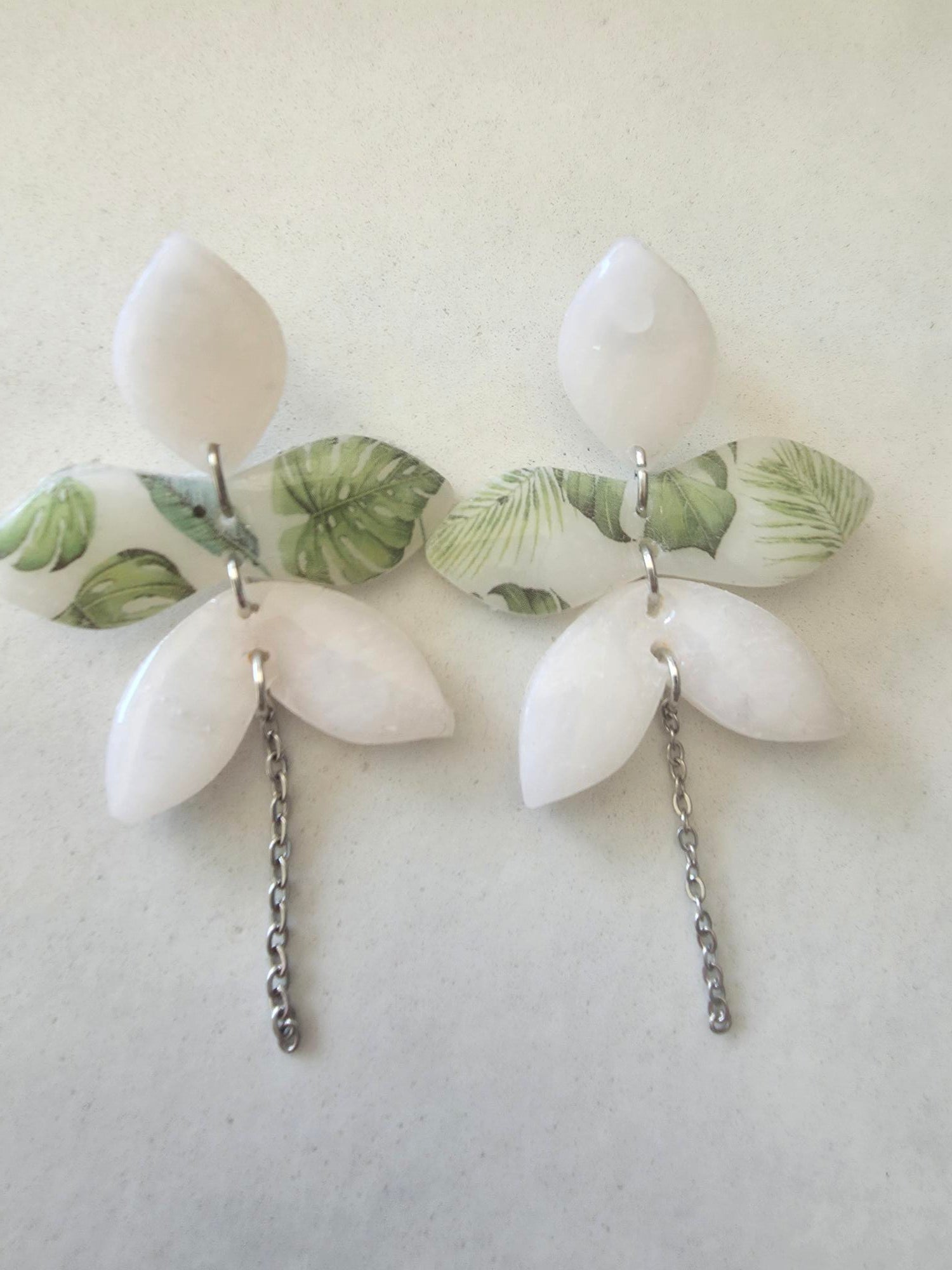 Boucles d'oreilles tropicales – pétales blancs & feuilles monstera en argile polymère